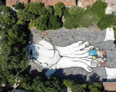 Френски графити артисти изрисуваха двора на Хуманитарната гимназия в Пловдив