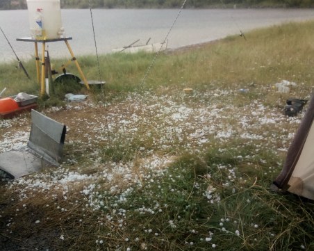 Градушка колкото грахово зърно удари Кюстендил, порой наводни улици в Смолян