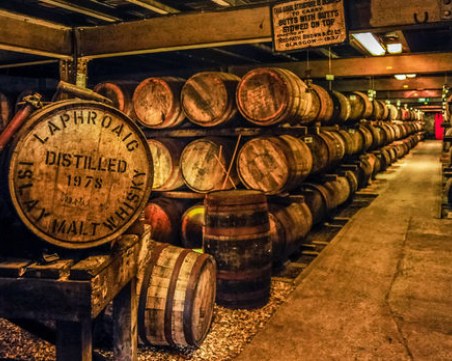 Мълния подпали склад за уиски в САЩ! Изгоряха 45 000 пълни  бъчви