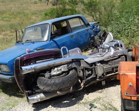 Мотор се блъсна в Лада с ремарке край Симитли, мотористът е в болница