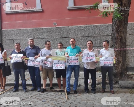 Откриха гей изложбата в Пловдив,срещу нея лозунги - 