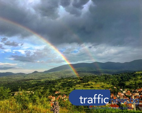 Пловдивчанка засне феномена двойна дъга над град Батак