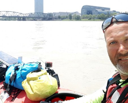 Българският полицай, плаващ с каяк като по романа на Жул Верн, достигна родните води