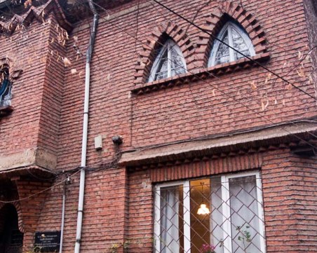 Къщата на Сирак Скитник, построена по съновидения, омайва с червени тухли и малки прозорчета