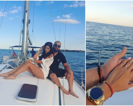 Една от най-желаните дами под тепетата се сгоди на яхта в Гърция