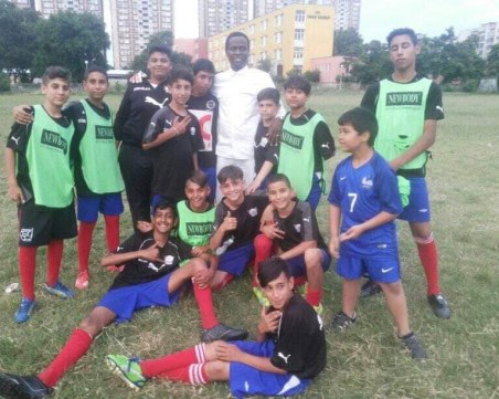 Нигериец учи децата от Столипиново на футбол и християнски ценности