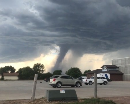 Почти 10 000 са пострадалите след мощно торнадо в Китай