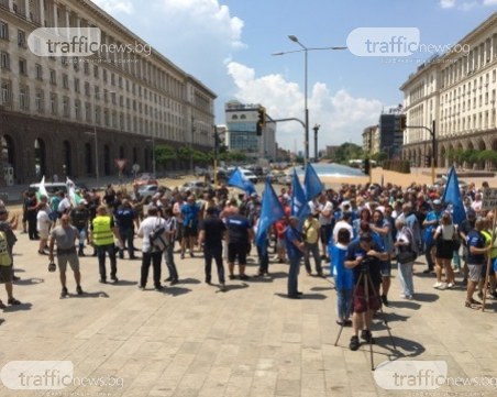 Протестиращите полицаи: Нека министрите дежурят цяла нощ с нас за 25 ст. на час