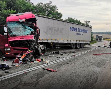 Шофьор на бус загина след челен удар в тир