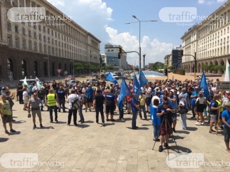 Протестиращите полицаи: Нека министрите дежурят цяла нощ с нас за 25 ст. на час