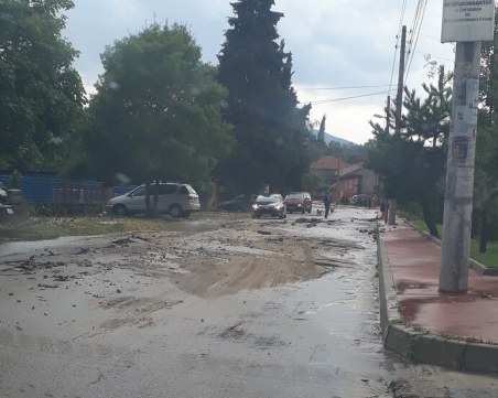 Бедственото положение във Ветрен остава, разчистват участъка