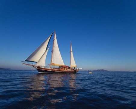 Двама загинаха, след като туристическо корабче се преобърна в Черно море