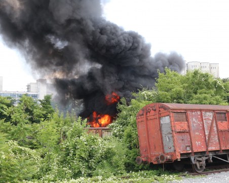 Пожар пламна на централен булевард в София, три екипа гасят пламъците