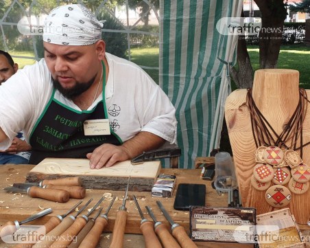 Ръчно изработени икони, бижута, плетива в Деня на занаятите в Първенец
