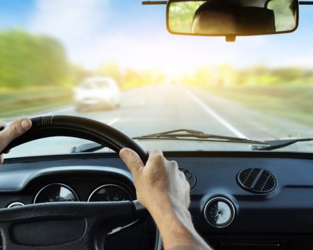 Шофиране в жегите: Водачите да проверяват гумите, маслото, охладителната течност