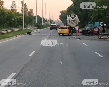 Автомобил се разби в стена на Асеновградко шосе в Пловдив