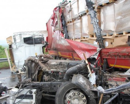 Катастрофа блокира главния път София - Варна