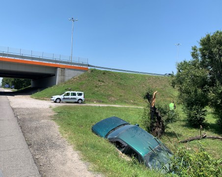 Кола се приземи в канавка край София