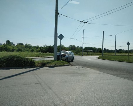 Кола се вряза в стълб на един от изходите на Пловдив