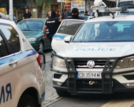 Спецполицаи арестуваха мъж в Бургас! Нападнал майка с бебе, намушкал бащата