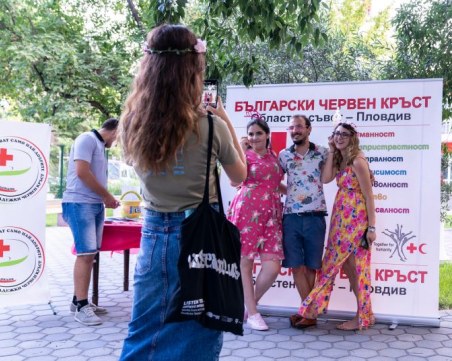 БМЧК-Пловдив изпрати абитуриентите си с градинско парти