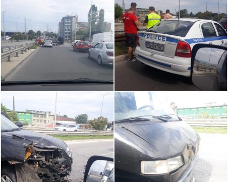 Катастрофа на един от изходите на Пловдив - лек автомобил и микробус са с потрошени предници