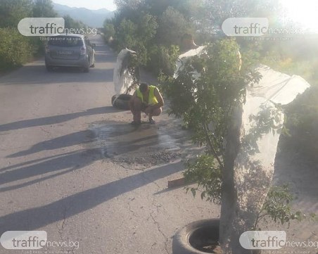 Неволя! Мъже от първомайско село сами запълват дупки по пътя