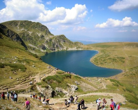 Спасители помогнаха на пострадала жена на Седемте рилски езера