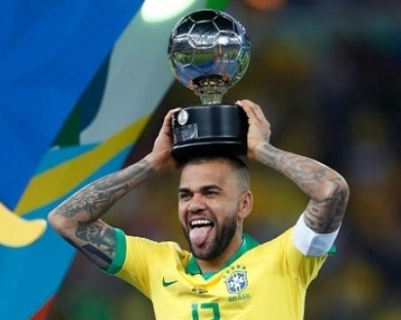 Този футболист е първият в историята с 40 трофея!