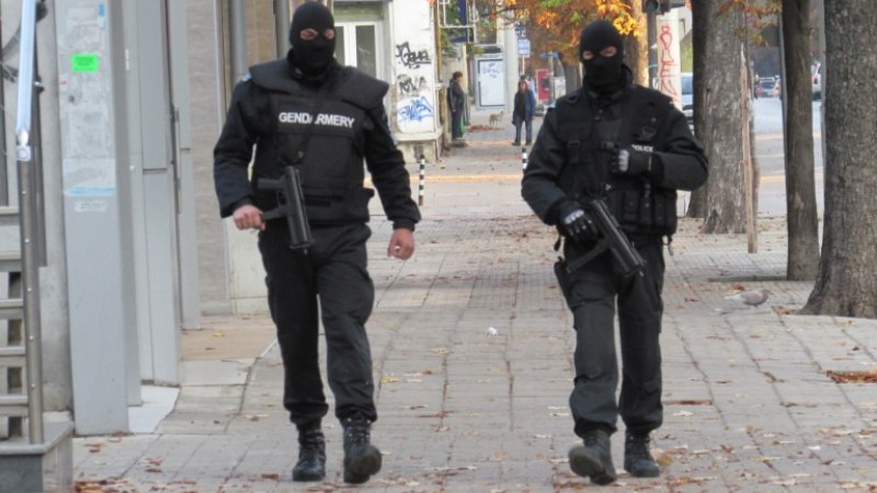 Арестуваха митнически шеф в Севлиево! Жандармерия и полиция обсадиха града