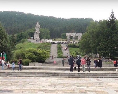 Има ремонт, няма ремонт. 100 бона, дадени за паметника на Ботев, са потънали