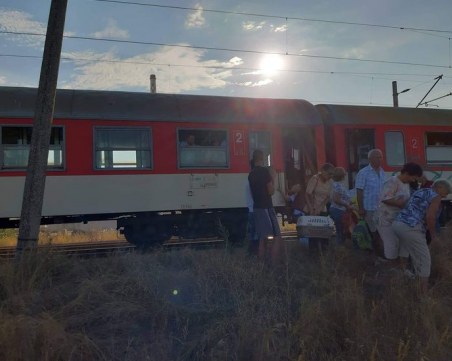 Запали се локомотивът на пътническия влак за Бургас