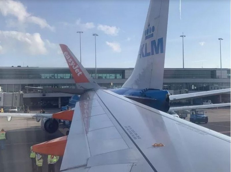 Два самолета се блъснаха на летище в Амстердам