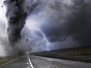Стихийна гръмотевична буря, порой и градушка удрят България