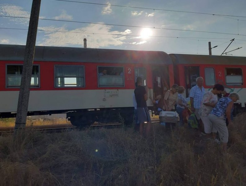 Запали се локомотивът на пътническия влак за Бургас