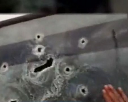 Екшън в ромската махала на Самоков! Полицаи стрелят по микробус