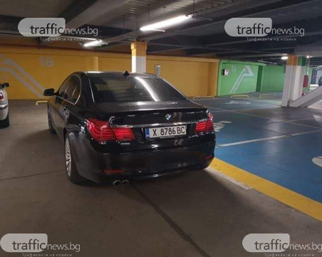 Хасковлия паркира скъпото си возило по безцеремонен начин