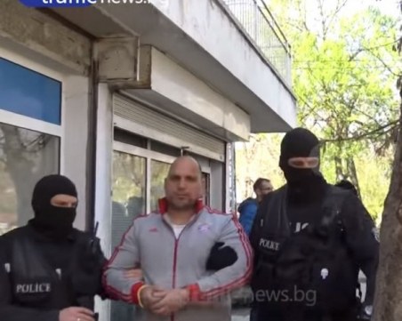 Кой си затваря очите? За 1 година 100 законни таксита вкарват в държавата приход точно колкото 1300 незаконни