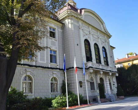 Мъж щурмува кметството в Пловдив с камъни и хляб, отърва се с 250 лв. глоба