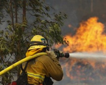 Мъж реши да почисти двора си от сухи треви, подпали имота на съседа
