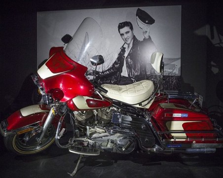 Продават на търг лимузина, мотор и камион на Елвис