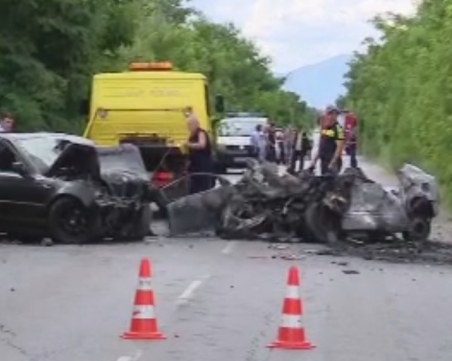 Автомобил се обърна по таван и се запали, жена загина