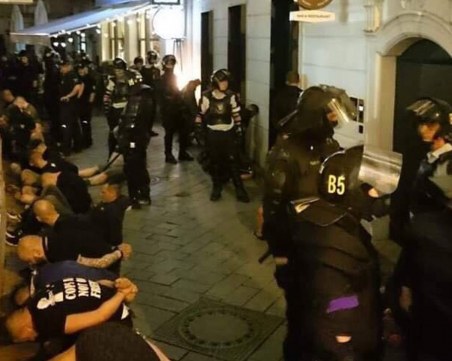 Бой на фенове на Левски с поляци и холандци окървави Братислава, поне 80 в ареста!