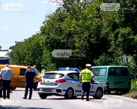Два буса се удариха челно на Околовръстното на Пловдив! Движението е блокирано