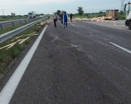 Катастрофа блокира АМ Тракия! Дървен материал прегради магистралата