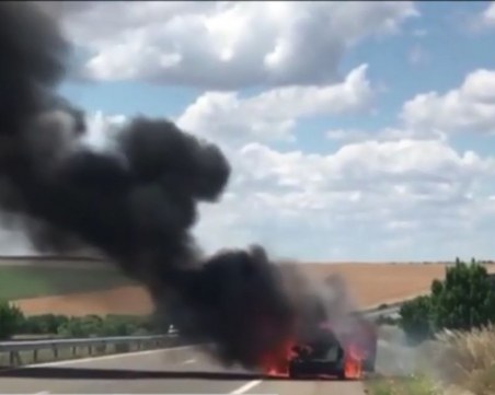 Кола избухна в пламъци на АМ Тракия