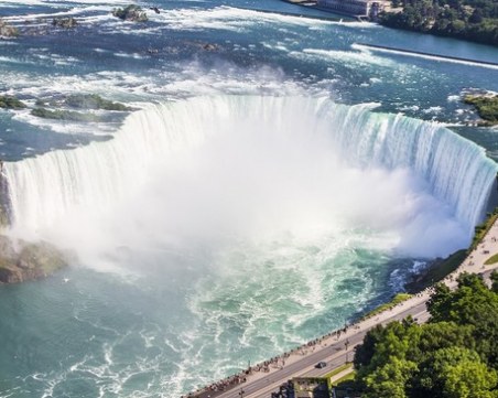 Мъж оцеля след падане от 57 метра във водопада 