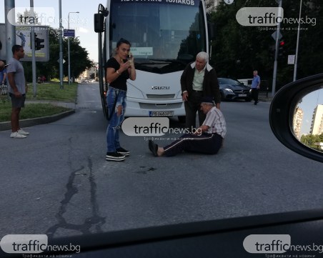 Възрастен колоездач мина на червено пред автобус в Пловдив, пострадал е