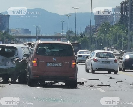 Пет коли се нанизаха на 