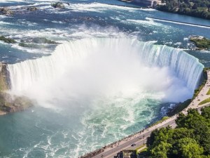 Мъж оцеля след падане от 57 метра във водопада „Ниагара Фолс”